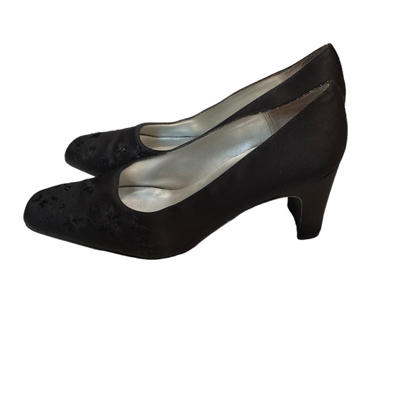 No Brand Women’s Black Satin embellished heels. Size 7.5M - Picture 6 of 9